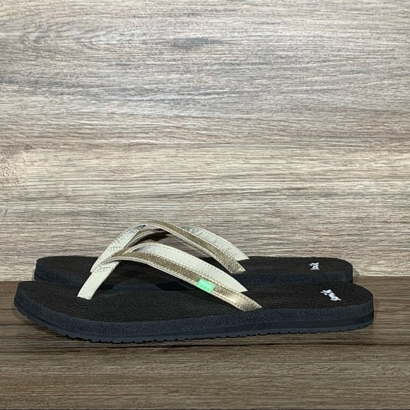 Sanuk Yoga Spree 4 Gold Metallic Flip Flop Sandal - Picture 3 of 9